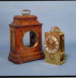Denizcilik saati, burr ceviz kasası içinde, taşıma saplı, gümüş renkli saat daireli ve saniye kadranlı pirinç kadran, Henry Sully, c.1724 (pirinç ve ceviz)